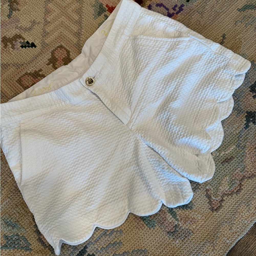 Lilly Pulitzer scallop buttercup shorts white